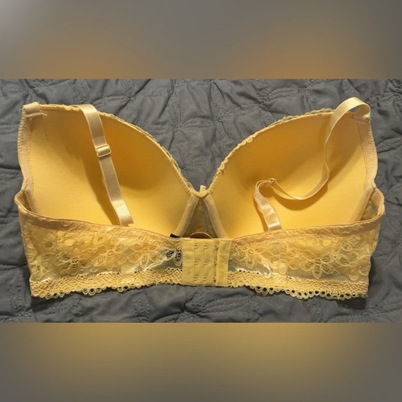 Rene Rofe Yellow, Lace pattern, padded, underwire bra. 40DD - Picture 3 of 3